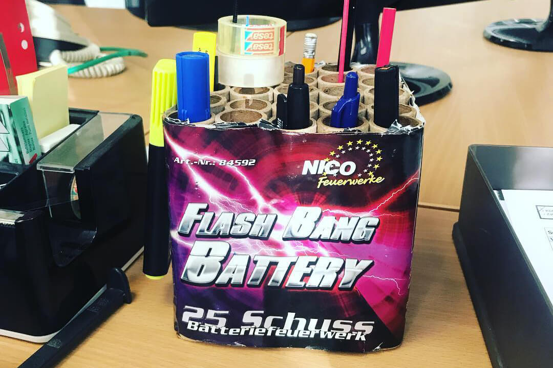nico europe aktuelles flash bang battery als stifteköcher