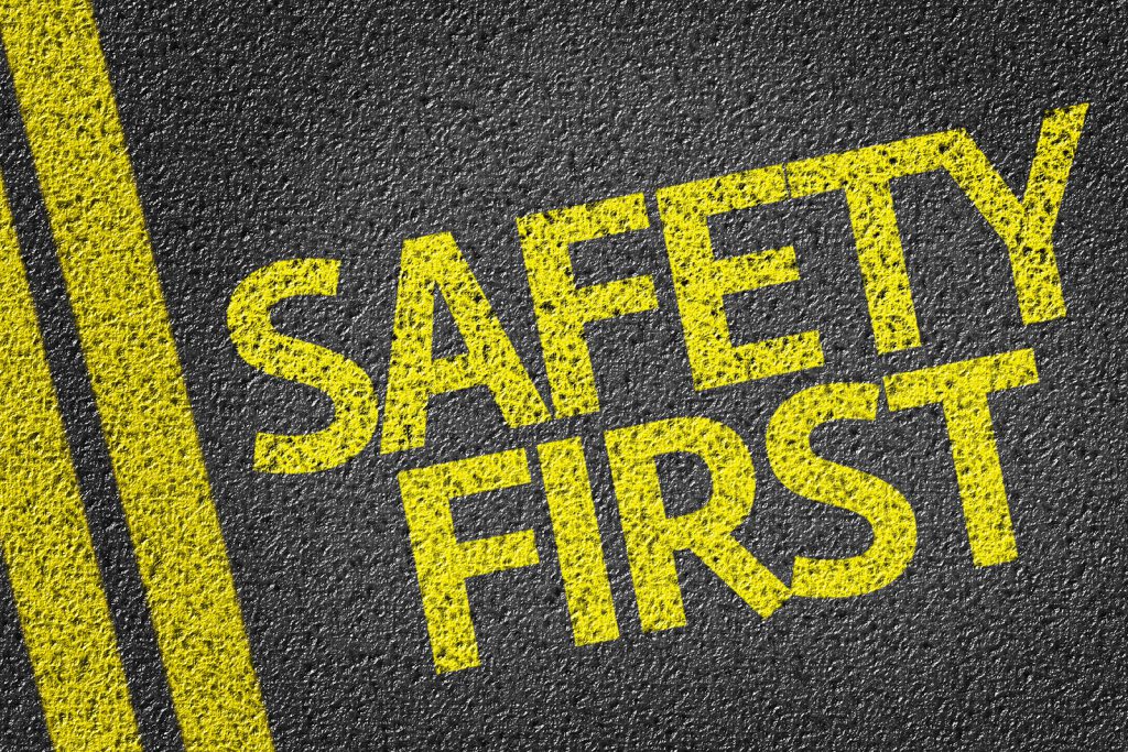 nico europe info sicherheit safety straße mit gelber trennlinie und gelber aufschrift "safety first"