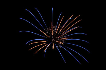nico europe feuerwerke fireworks japantag japan day funkeneffekt am Himmel in rot und blau mit blinksternen