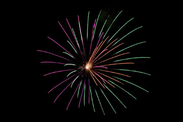 nico europe feuerwerke fireworks japantag japan day feuerwerkseffekt in grün, pink und orange