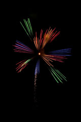 nico europe feuerwerke fireworks japantag japan day feuerwerkseffekt mit rot, grün, lila und blau