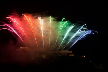 nico europe feuerwerke fireworks rhein in flammen rhine in flames gefächerte aufstiege in regenbogenfarben von links nach rechts pink, rot, orange, gelb, türkis, grün, hellblau, dunkelblau, lila