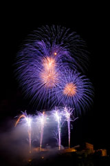 nico europe feuerwerke fireworks rhein in flammen rhine in flames vier silberne und lila aufstiege zu funkeneffekten, darüber lila funkeneffekte mit goldenem zentrum