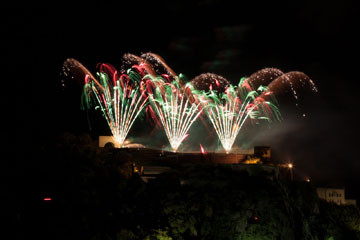 nico europe feuerwerke fireworks rhein in flammen rhine in flames gefächerte silberne aufstiege zu roten und grünen funkeneffekten