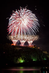 nico europe feuerwerke fireworks rhein in flammen rhine in flames fächereffekte in silber, gold, rot und blau, darüber gigantische kugeleffekte in selbigen farben mit blinksternen