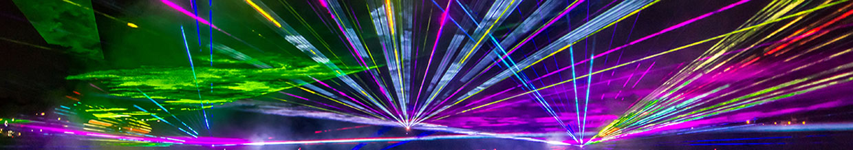 nico europe hoffest 2016 abschlussfeuerwerk lasershow mit pinken, blauen, grünen, gelben, orangenen, lilafarbenen und roten lasereffekten