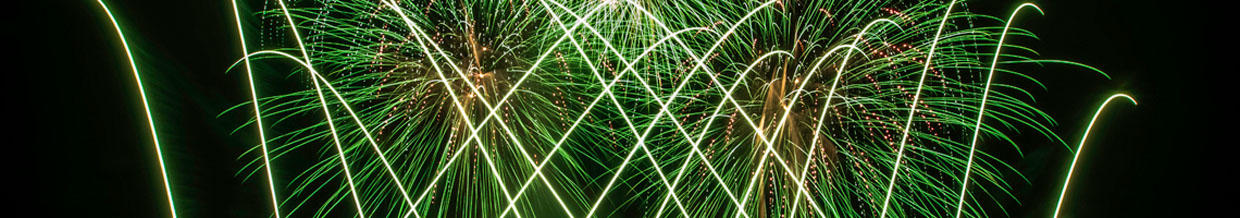 nico europe hoffest 2015 abschlussfeuerwerk grüne blinksterne, davor silberne gekreuzte aufstiege