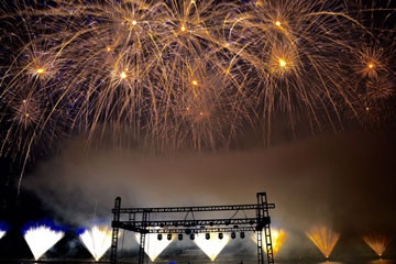 nico europe unternehmen feuerwerke liuyang creative musical fireworks competition goldene feuerwerkseffekte über silbernen bodenfontänen