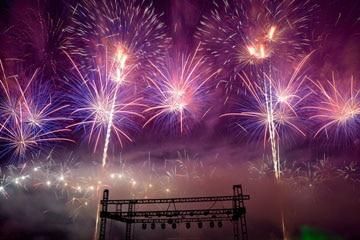 nico europe unternehmen feuerwerke liuyang creative musical fireworks competition lila, blaue und silberne feuerwerkseffekte mit blinksternen über bühne