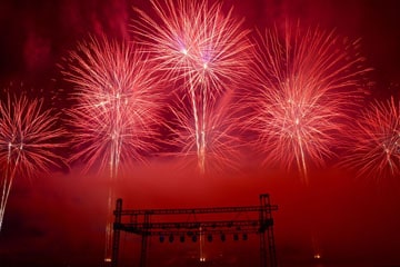 nico europe unternehmen feuerwerke liuyang creative musical fireworks competition rote feuerwerkseffekte über bühnenaufbauten