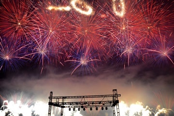 nico europe unternehmen feuerwerke liuyang creative musical fireworks competition bodenfontänen, rote und lila feuerwerkseffekte, darüber goldenen ringe