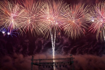 nico europe unternehmen feuerwerke liuyang creative musical fireworks competition bunte feuerwerkseffekte über silbernem aufstieg