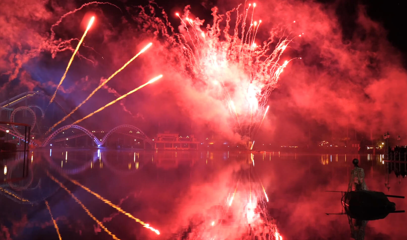 Produktvorführung Heide Park Soltau 2019 Blick auf See mit Achterbahn und Feuerwerk im Hintergrund